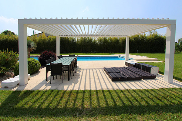 Pergola bioclimatique sur mesure à Namur dans le magasin Store-n1